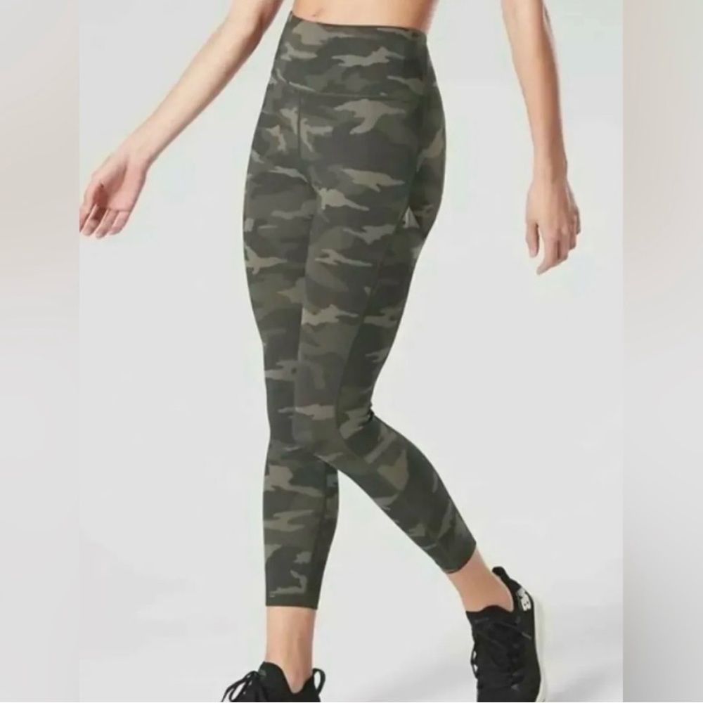 Athleta ultimate camo 7/8 tight size small green camo print‎ athletic gym
